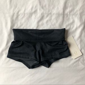 NWT lululemon Boogie Short Roll Down / Black Sz 6
